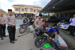 Usai Ditilang, Ganti Knalpot Brong dengan Standar di Polresta Madiun
