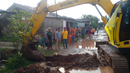 Warga RW 05 Kelurahan Sukajadi, Kecamatan Talang Kelapa Kerja Bakti Bersama Golkar
