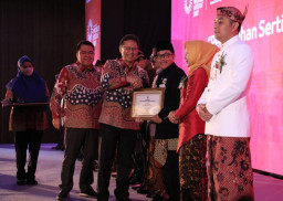 Wali Kota Malang Terima Penghargaan Bidang Kesehatan, Sertifikat Bebas Frambusia