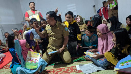 Hibur Warga Terdampak Tanah Gerak, Bupati Ponorogo Rayakan Ulang Tahun di Pengungsian