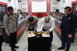 PT.SBS Serahkan Hibah Bantuan Peralatan 10 Unit HT ke Polres Muara Enim