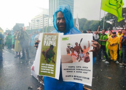 Diguyur Hujan, Ribuan Buruh dan Mahasiswa Kepung DPR RI