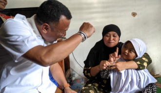 Rumah Hancur Akibat Tanah Gerak, Bupati Ponorogo Bantu Bocah Pengungsi Disabilitas