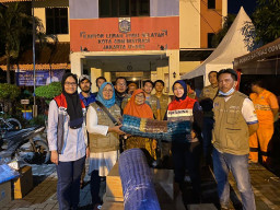 Salurkan Bantuan Warga Terdampak Kejadian di Integrated Terminal Plumpang