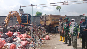Peduli Lingkungan, Babinsa dan DLH Lamongan Bersih-Bersih