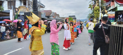 Ribuan Masyarakat Saksikan Karnaval Selamatan Desa Sidomulyo ke-76