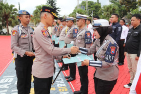 Kapolres Batu Beri Reward dan Ucapkan Selamat pada Anggota yang Berprestasi