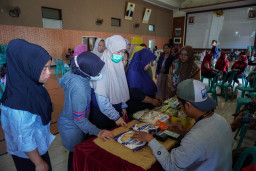 Warga Desa Giripurno Berjubel Antri Sembako Murah