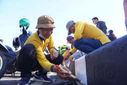 ASN di Pemkot Batu Kerja Bakti Ngecat Trotoar