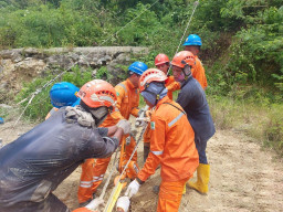 PLN Pasang Kawat Seling Cegah Potensi Tapak Tower Tidak Seimbang