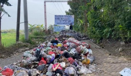 Akses Masuk TPA Ponorogo Diblokade, Truk Sampah Buang Muatan di Jalan