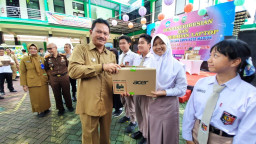 Walikota Madiun Bagikan Ribuan Laptop Gratis pada Siswa