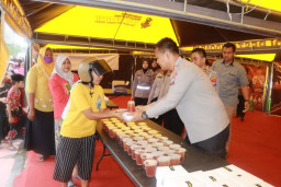 Kapolresta Sidoarjo Bagikan Takjil Gratis di Posko Ramadhan