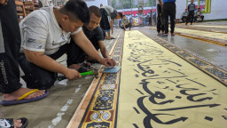 Ngabuburit ala Santri Gontor Ponorogo, Bikin Kaligrafi Raksasa Penyemangat Belajar