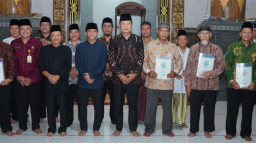 Tuntaskan PTSL, 10 Sertifikat Tanah Wakaf Dibagikan