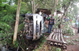 Serem! Diduga Diganggu Mahluk Penunggu Hutan Sukun Ponorogo, Innova Terguling