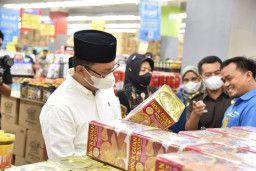 Jelang Lebaran 2023, Gus Muhdlor Sidak Mamin di Sejumlah Swalayan