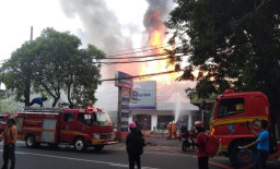 Akibat Konsleting Listrik, Apotek Kimia Farma Diponegoro Terbakar
