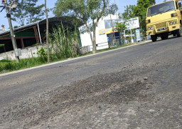 Truk ODOL Bikin Jalan PEN Ponorogo Rusak 4 Kilometer