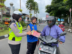 Polwan Polres Batu Bagiikan Takjil dan Sosialisasi Penerimaan Polri TA 2023