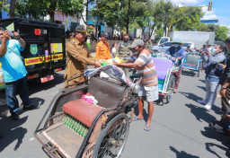 Walikota Madiun Bagikan Sembako pada Tukang Becak dan Kuli Panggul