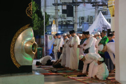 Walikota Madiun Bersama Masyarakat Salat Tarawih di Replika Ka'bah