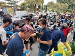 Perkuat Solidaritas Sosial, PWI Sidoarjo Bagikan Ratusan Paket Takjil