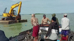 Tolak Pembangunan Tambak Garam, Warga Gersik Putih Hadang Alat Berat