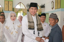 Peringati Nuzulul Quran 1444 Hijriah, Plt. Bupati Salurkan 950 Sembako Zakat Mal