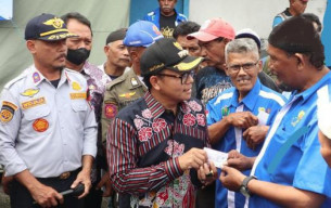 Penuhi Janji, Wali Kota Sutiaji Realisasikan Pemberian Subsidi kepada Sopir Angkot