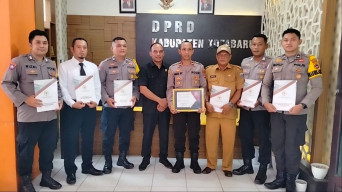 Kapolsek Kelumpang Selatan Raih Penghargaan dari Ketua DPRD Kotabaru