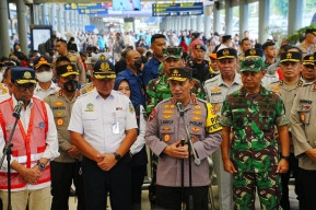 Tinjau Stasiun Senen, Kapolri: Warga yang Mudik Gunakan Kereta Api Lebih Aman