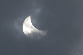 Surabaya Astronomy Club Pantau Gerhana Matahari Hibrida di Balai Kota