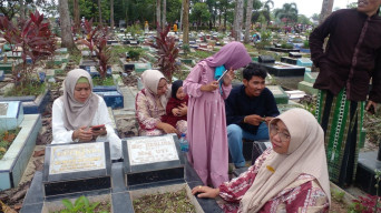 Tradisi Ziarah Hari Lebaran, Pemakaman Dipadati Warga