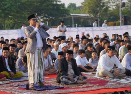 Bersama Ratusan Jamaah, Walikota Cilegon Sholat Idul Fitri 1444 H di Alun-alun