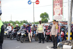 Volume Lalu Lintas Simpang Mengkreng Meningkat, Didominasi Pemudik Lokal