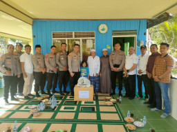 Kapolres Kotabaru Silaturahmi ke Kediaman Guru Mufron