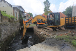 Bangunan Liar Ambrol, Picu Genangan Air di Kota Madiun