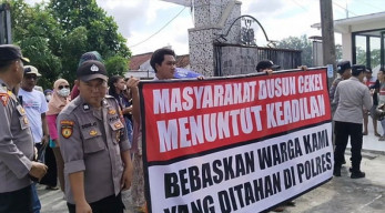 Anak-anaknya Jadi Tersangka Kepolisian, Ratusan Warga Cekel Tuntut Keadilan