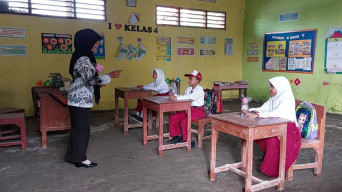 Di Balik Meriahnya Hardiknas di Lamongan, Masih Ada Sekolah Beralaskan Tanah