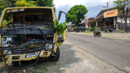 Ugal-Ugalan, CRV dan Truk Adu Banteng di Ponorogo, 3 Orang Luka