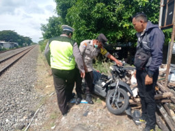 Pulang dari Acara Nikahan, Seorang Pemotor Disambar Kereta Api