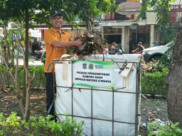 Dosen UWKS Ajari Warga Bikin Kompos Organik Dengan Mudah