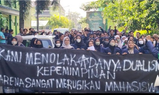 Konflik Para Petinggi Unisla, Mahasiswa Unjuk Rasa