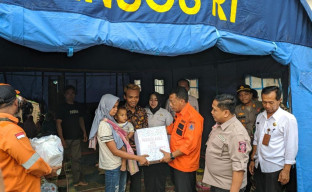 Jenguk 36 Pengungsi Tanah Gerak Bekiring, Bupati Ponorogo Siapkan Skema Relokasi