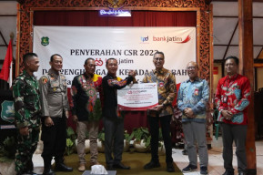 Bank Jatim Terangkan Jalan Pulau Kangean