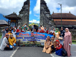 Di Hari Aktif, Hampir Semua Kepsek di Turi Lamongan Kelenceran ke Bali