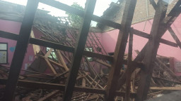 Atap Sekolah Roboh, Belasan Siswa TK Ponorogo Ini Belajar di Rumah Warga