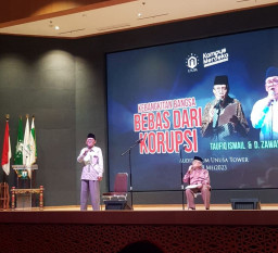 Taufiq Ismail dan D. Zawawi Imron Baca Puisi Anti Korupsi