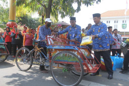Peringati Hari Lahir Pancasila, Walikota Madiun Bagikan Sembako Gratis